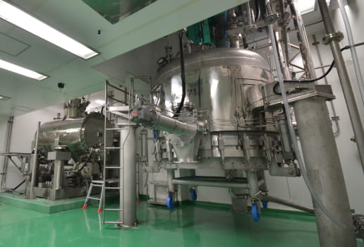 クリーンルーム内（ろ過乾燥機、振動乾燥機）